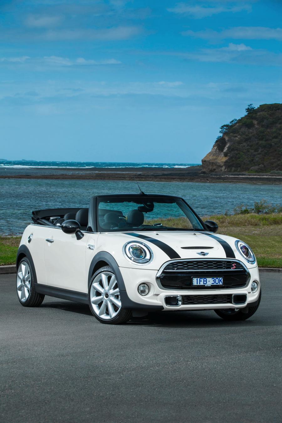 Mini Cooper S Cabrio 2016 года  (AU) (фото 3 из 14)
